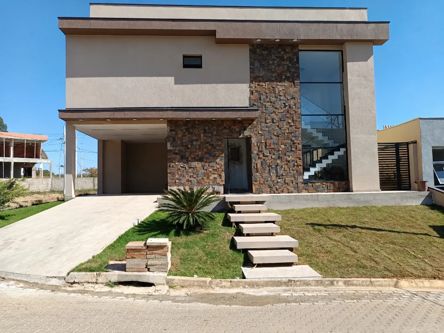 Fachada residencial contemporânea executada pela Braga