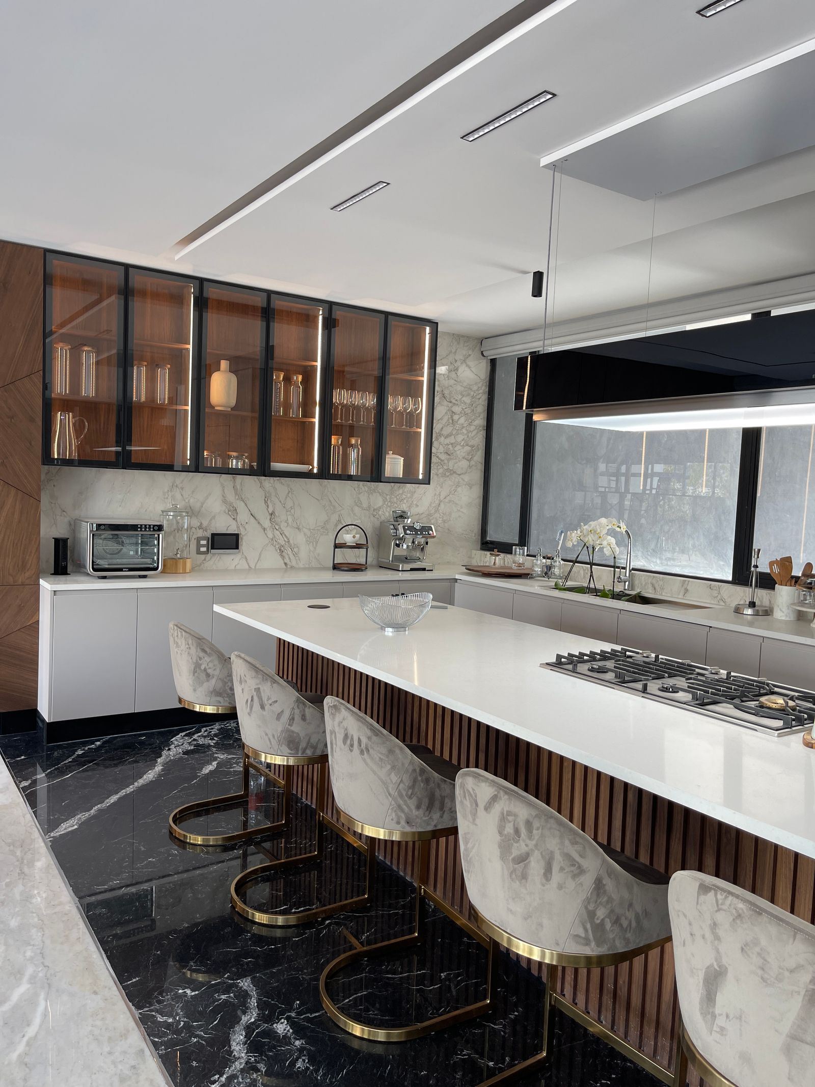 Detalhe de cozinha planejada com acabamento contemporâneo